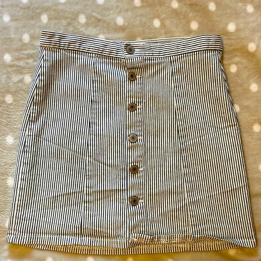 Only worn once, great condition and no stains or rips